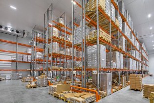 Фронтальные паллетные стеллажи для склада молочной продукции
